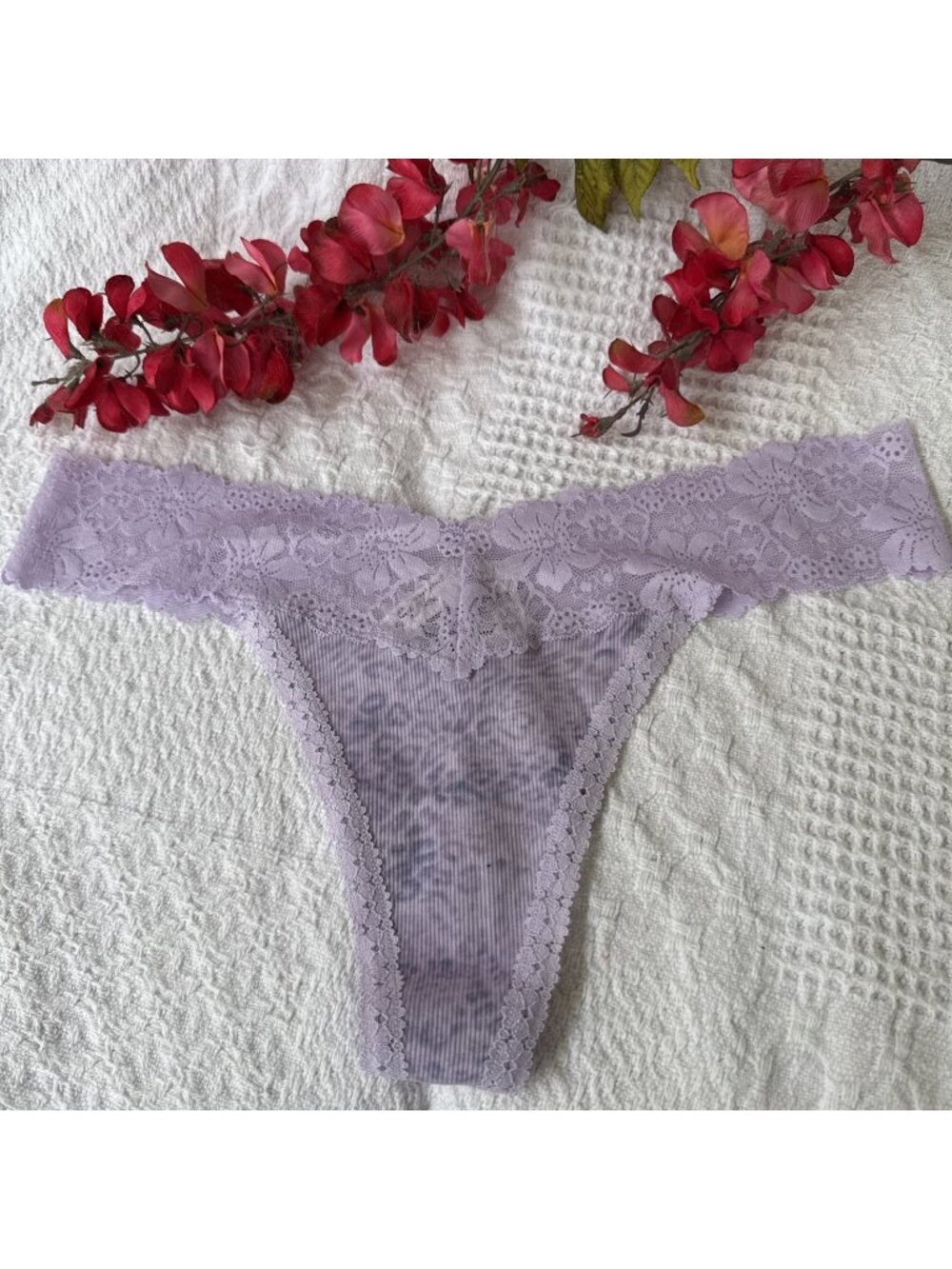 VICTORIA'S SECRET L LARGE LAVENDER PURPLE T BACK LACE THONG PANTIES NWT